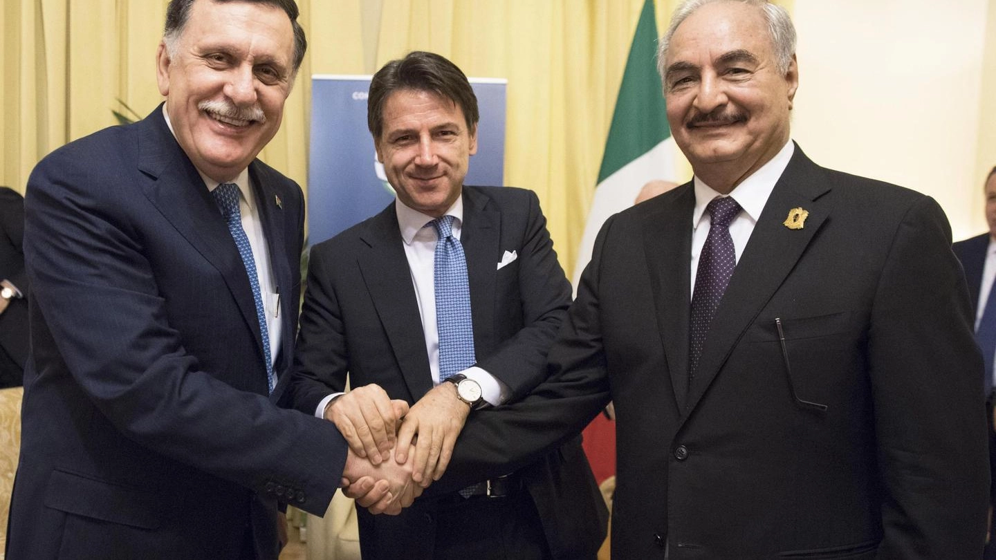 Da sinistra: Fayez al-Sarraj, Giuseppe Conte e Khalifa Haftar