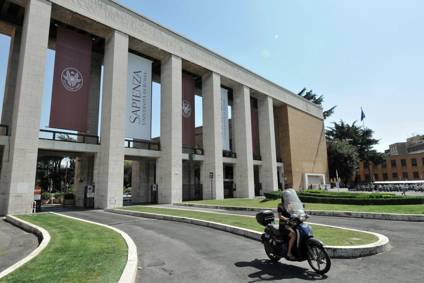 L'ingresso principale dell'università La Sapienza di Roma