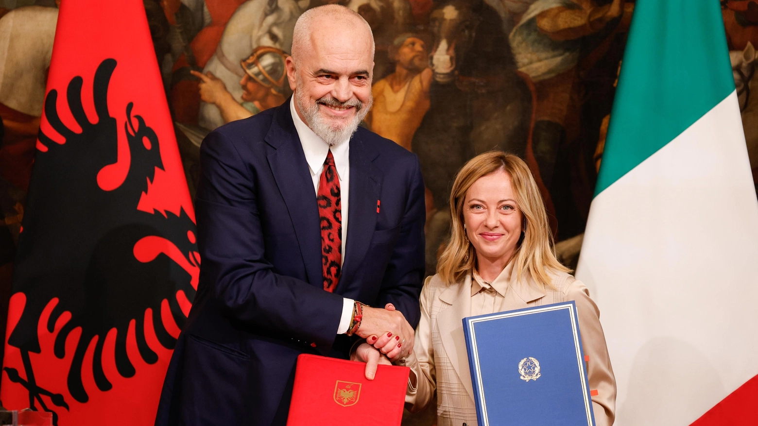 La premier Giorgia Meloni e il primo ministro albanese Edi Rama (Ansa)