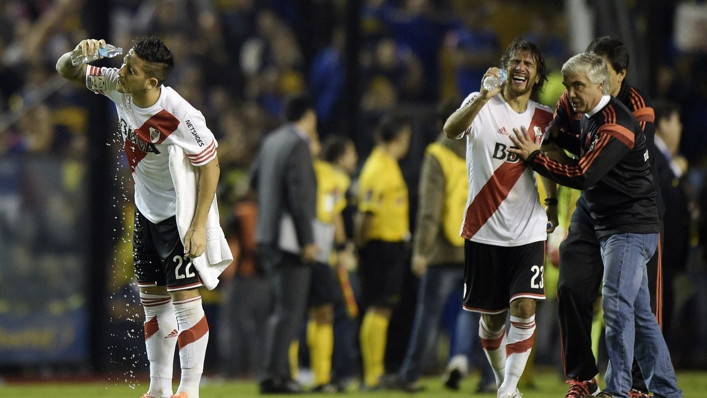 I giocatori del River Plate colpiti dai gas urticanti (AFP)