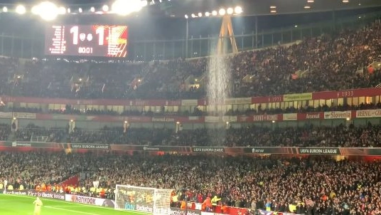 Emirates Stadium, piove dal tetto sui supporter durante Arsenal-Sporting Lisbona