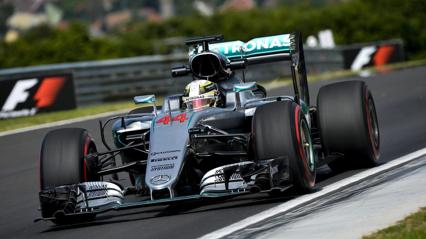 Formula 1, orari e dirette tv. Nella foto Lewis Hamilton in Ungheria (Ansa)