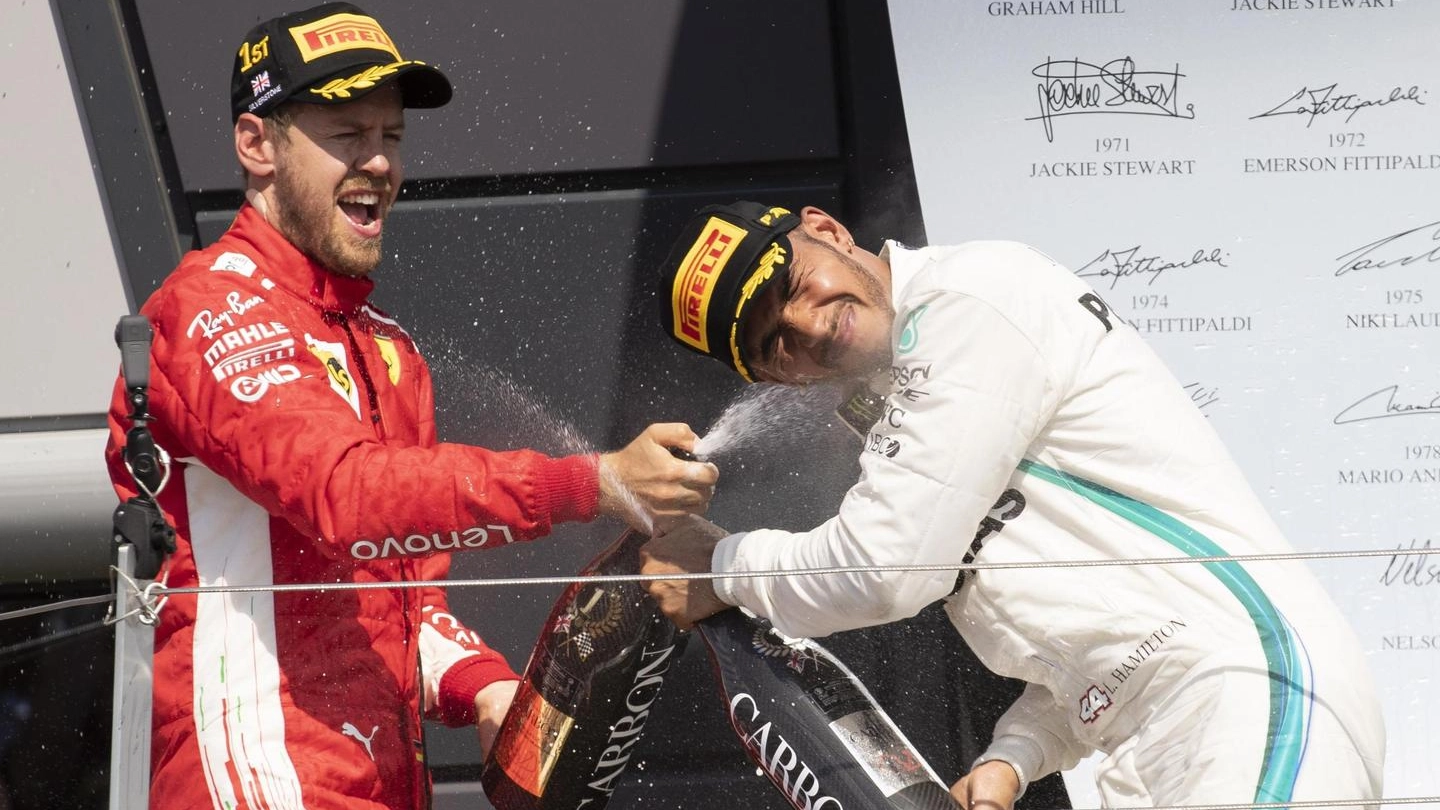 Sebastian Vettel sul podio con Lewis Hamilton (Ansa)