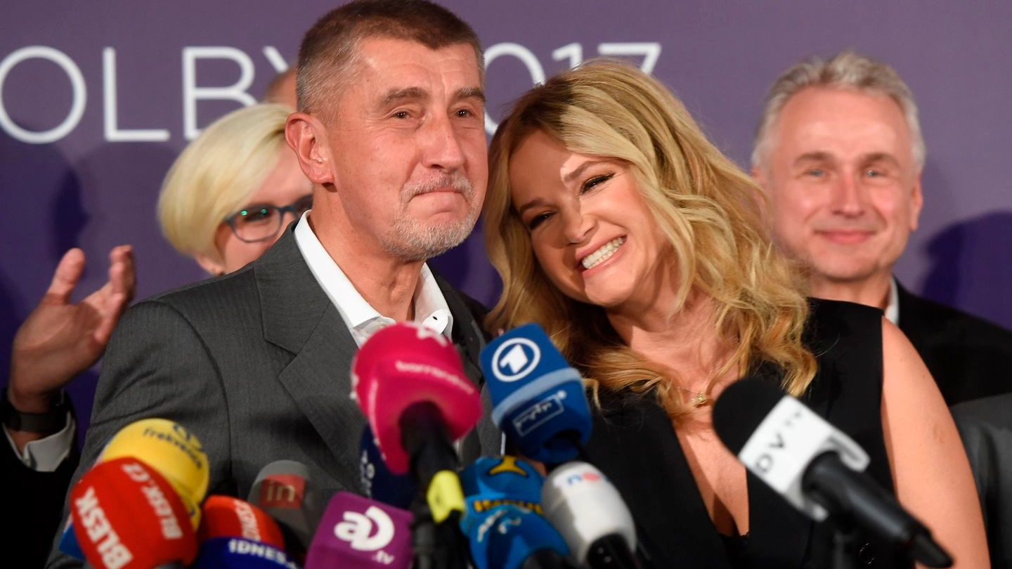 Andrej Babis con la moglie dopo la vittoria alle elezioni (Afp)