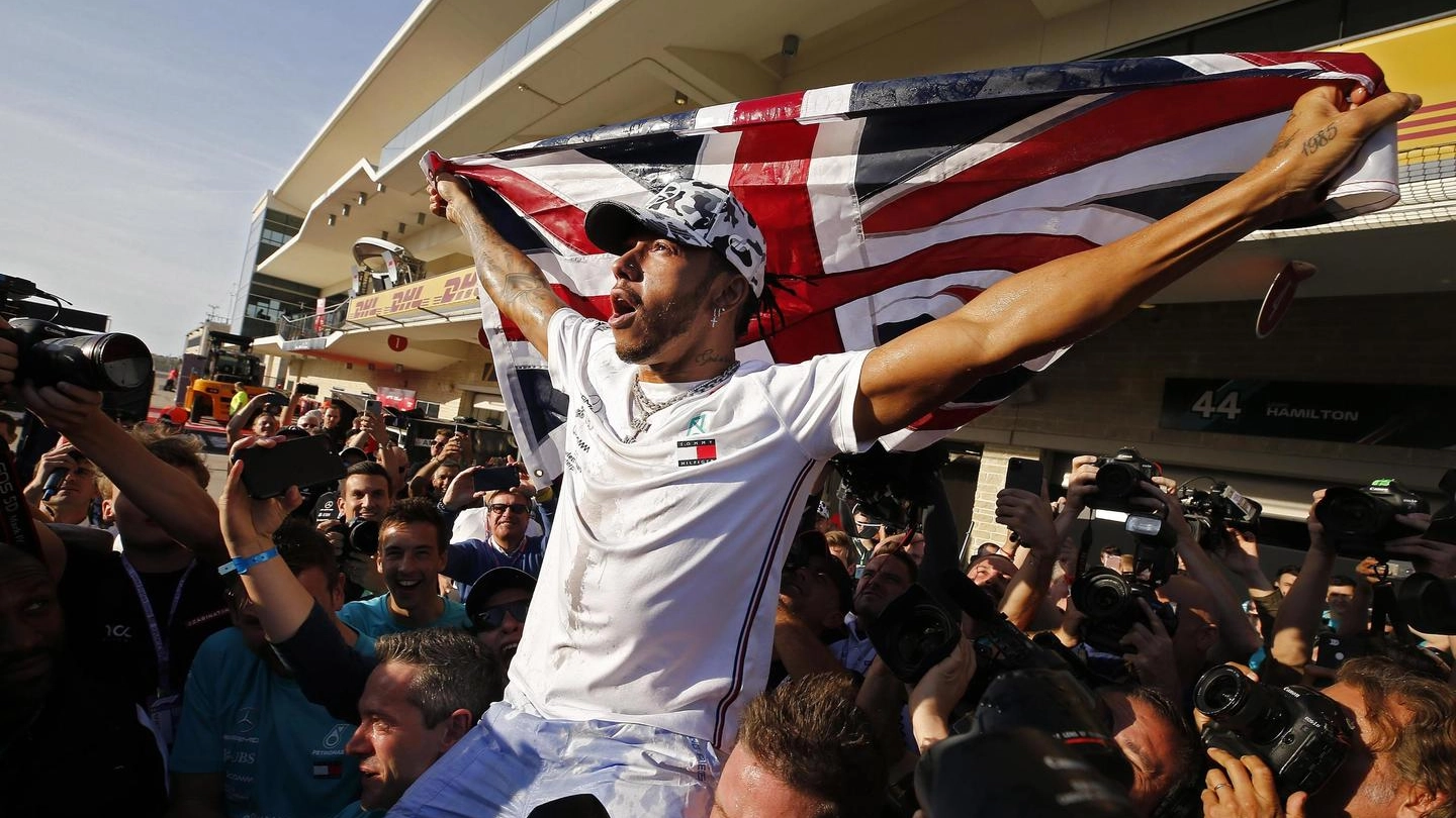 Lewis Hamilton portato in triondo: è il suo sesto titolo iridato (Ansa)