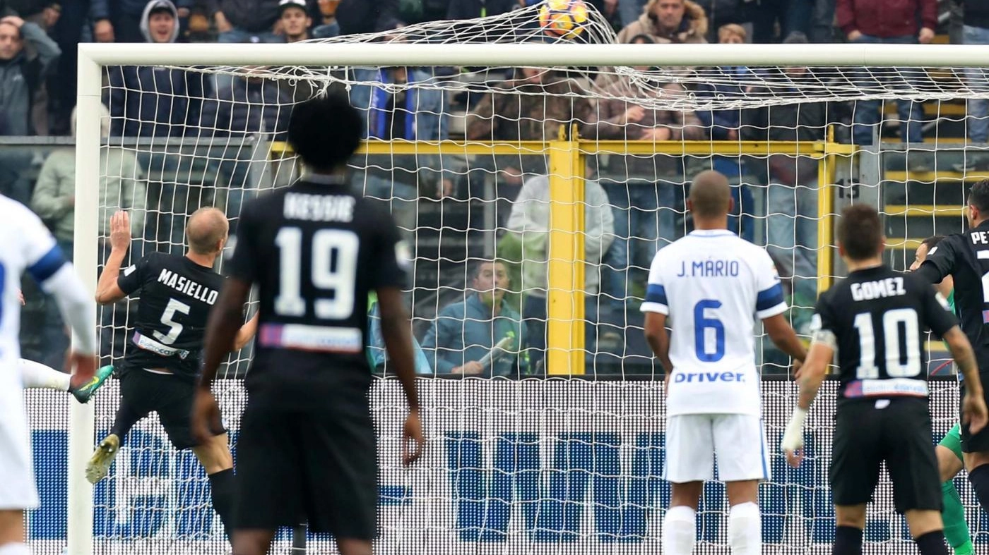 Il gol di Masiello all'Inter (LaPresse)