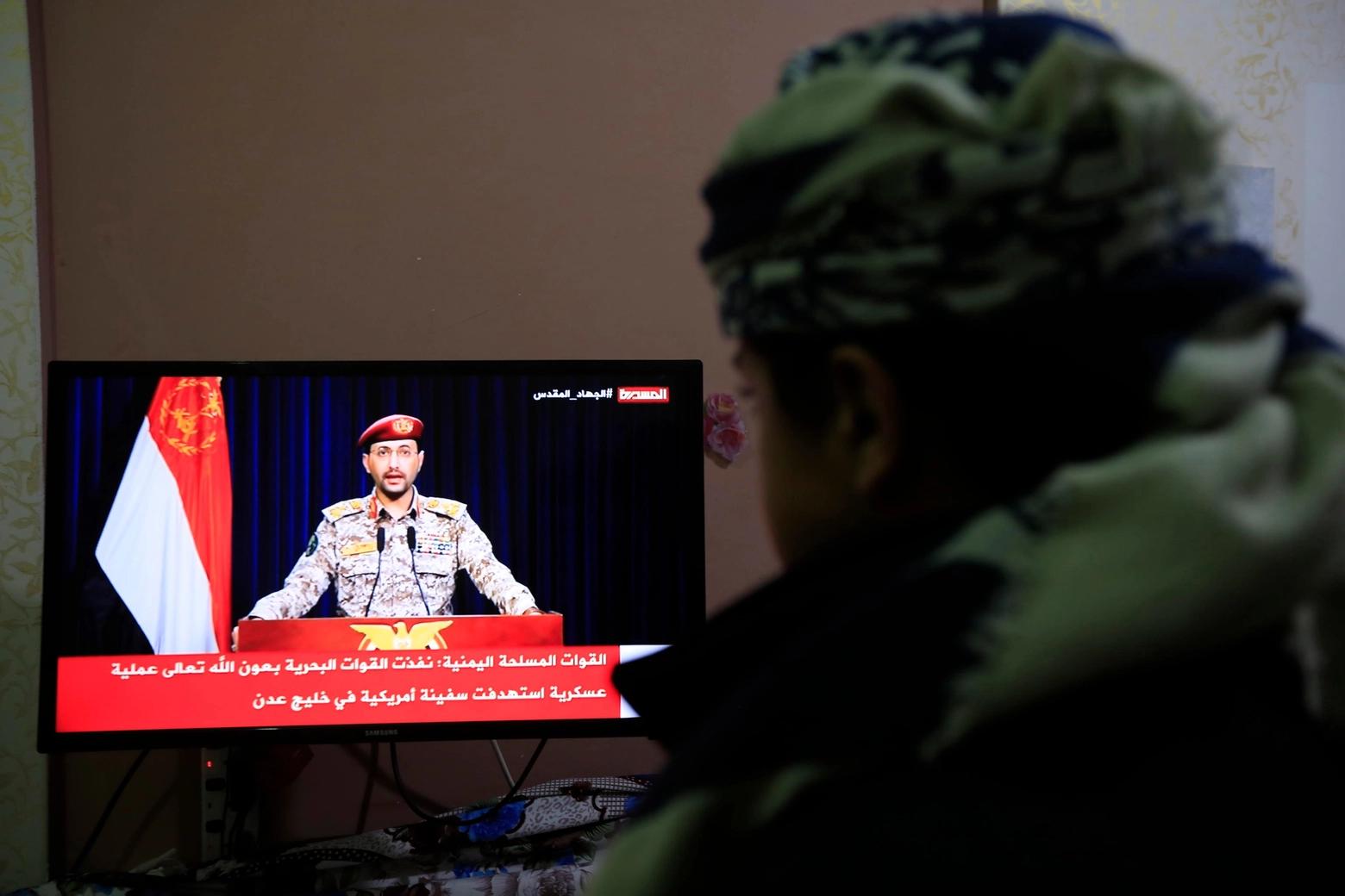 Il portavoce degli Houthi Yahya Sarea sulla tv yemenita (Ansa)