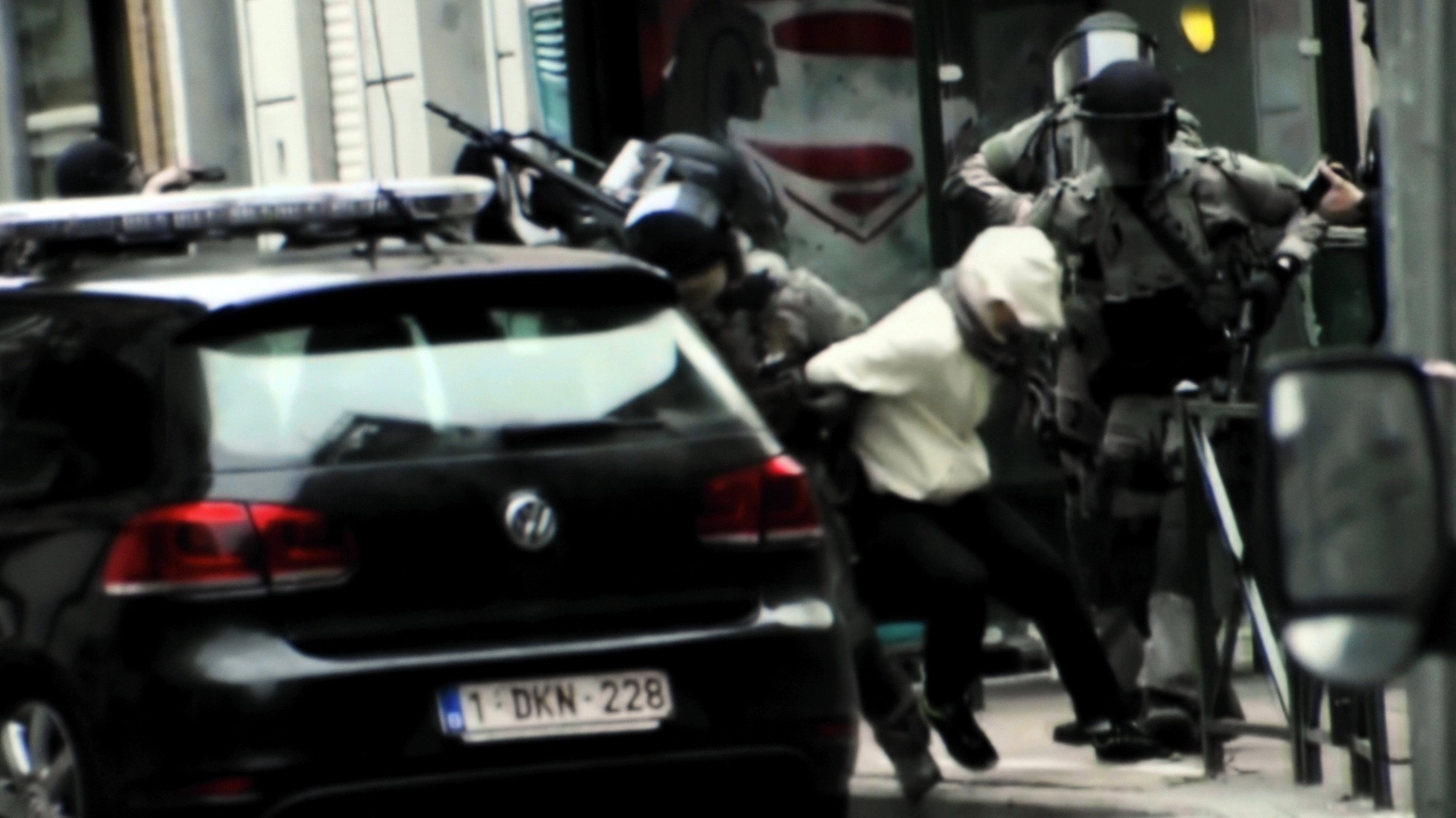 L'arresto di Salah Abdeslam, feroce regista del massacro di Parigi nel 2015 (Lapresse)