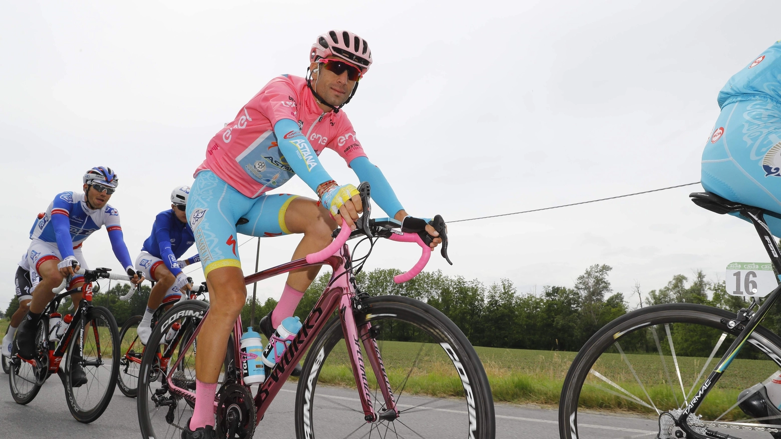 Nibali, maglia e bici rosa (AFP)