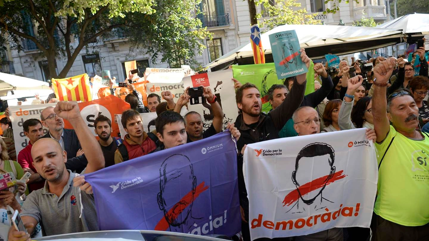 Catalogna, protesta in piazza dopo il blitz della Guardia Civil (Afp)