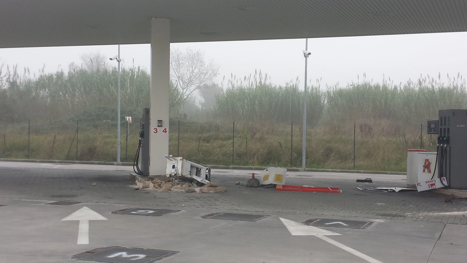 Ancona, il distributore Auchan devastato (Foto Pascucci)