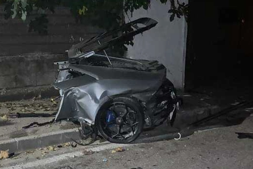 Lamborghini spezzata in due dopo lo schianto