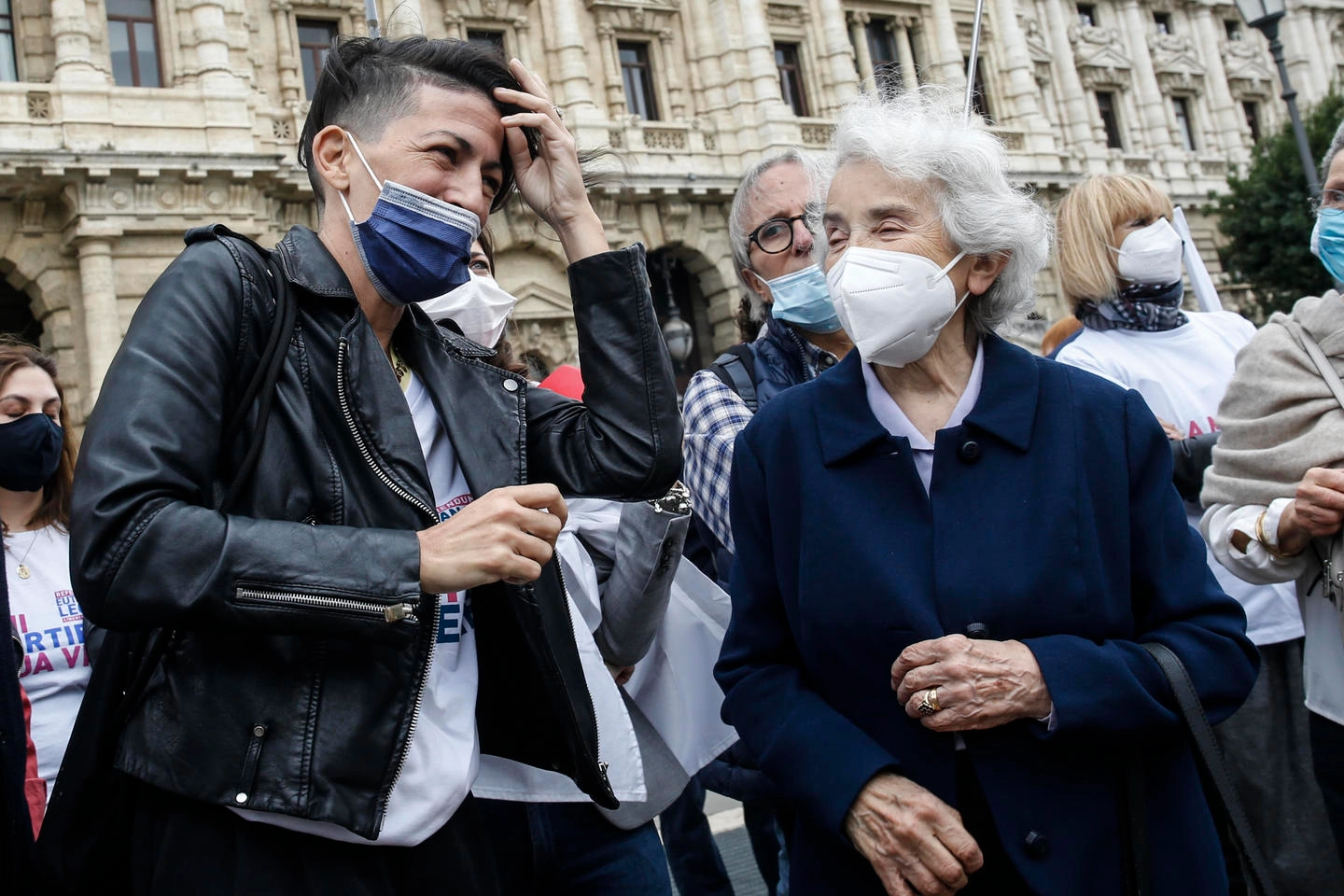 Valeria Imbrogno e Mina Welby al deposito delle firme per il referendum sull'eutanasia