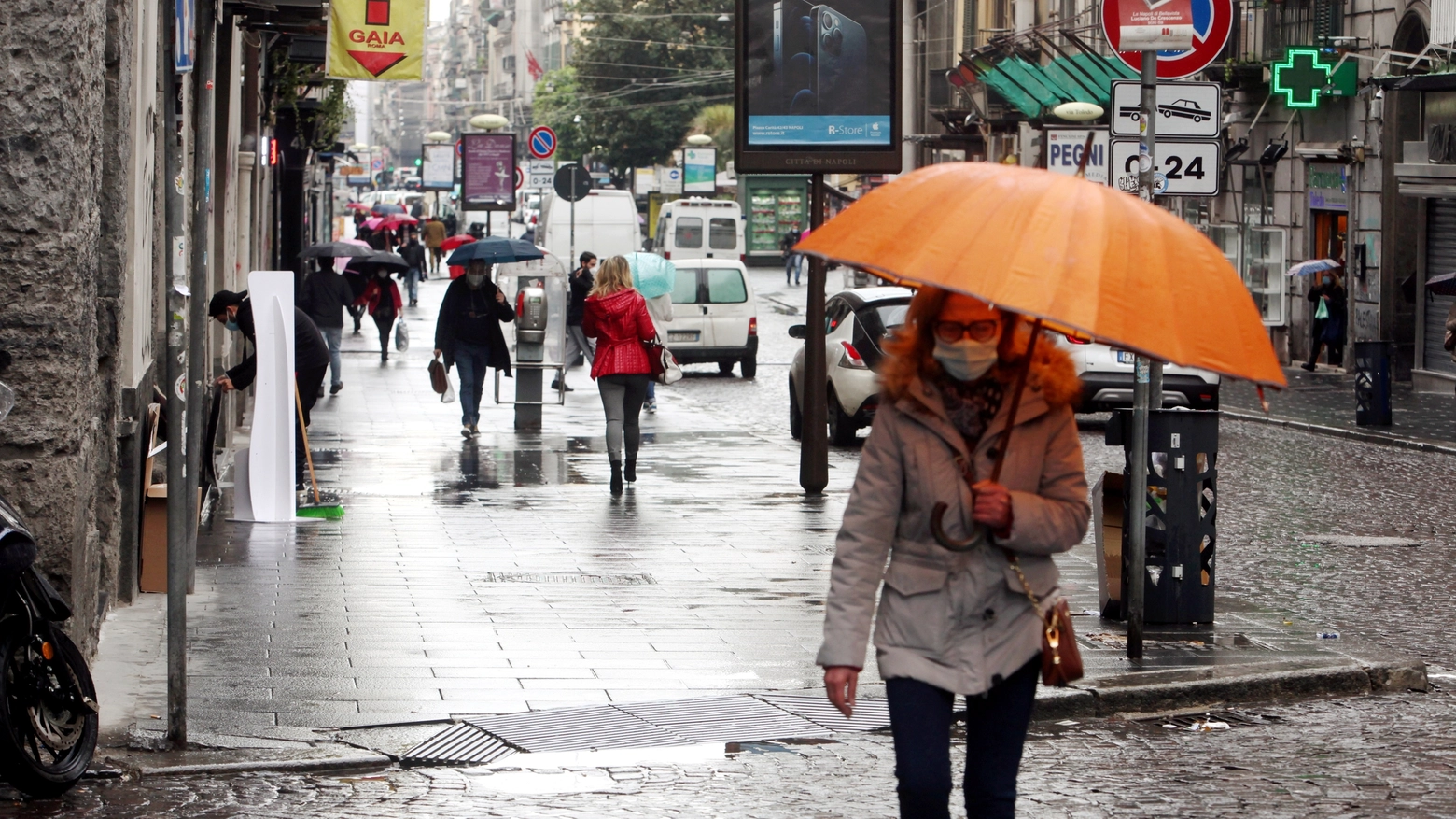 Maltempo: ombrelli aperti per la pioggia (ImagoE)