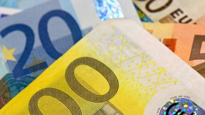 Cambi: euro recupera quota 1,10 dlr