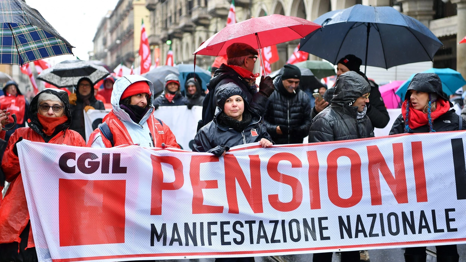 Una manifestazione per pensioni e lavoro (Ansa)