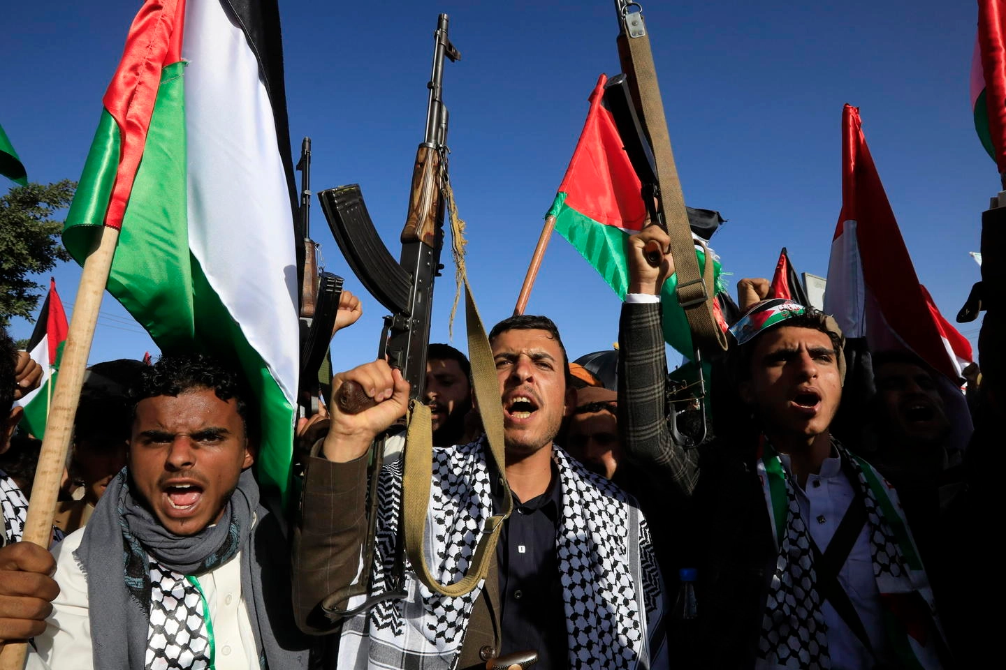 Manifestanti yemeniti impugnano le armi durante una protesta anti-israeliana