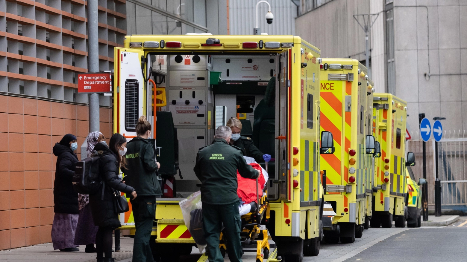 Un'ambulanza trasporta un paziente al Royal London Hospital (Ansa)