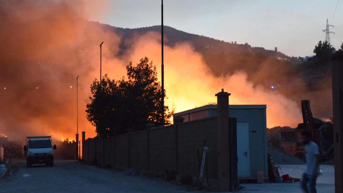 L'incendio che si è sviluppato attorno le colline di Patti, nel Messinese (Ansa)
