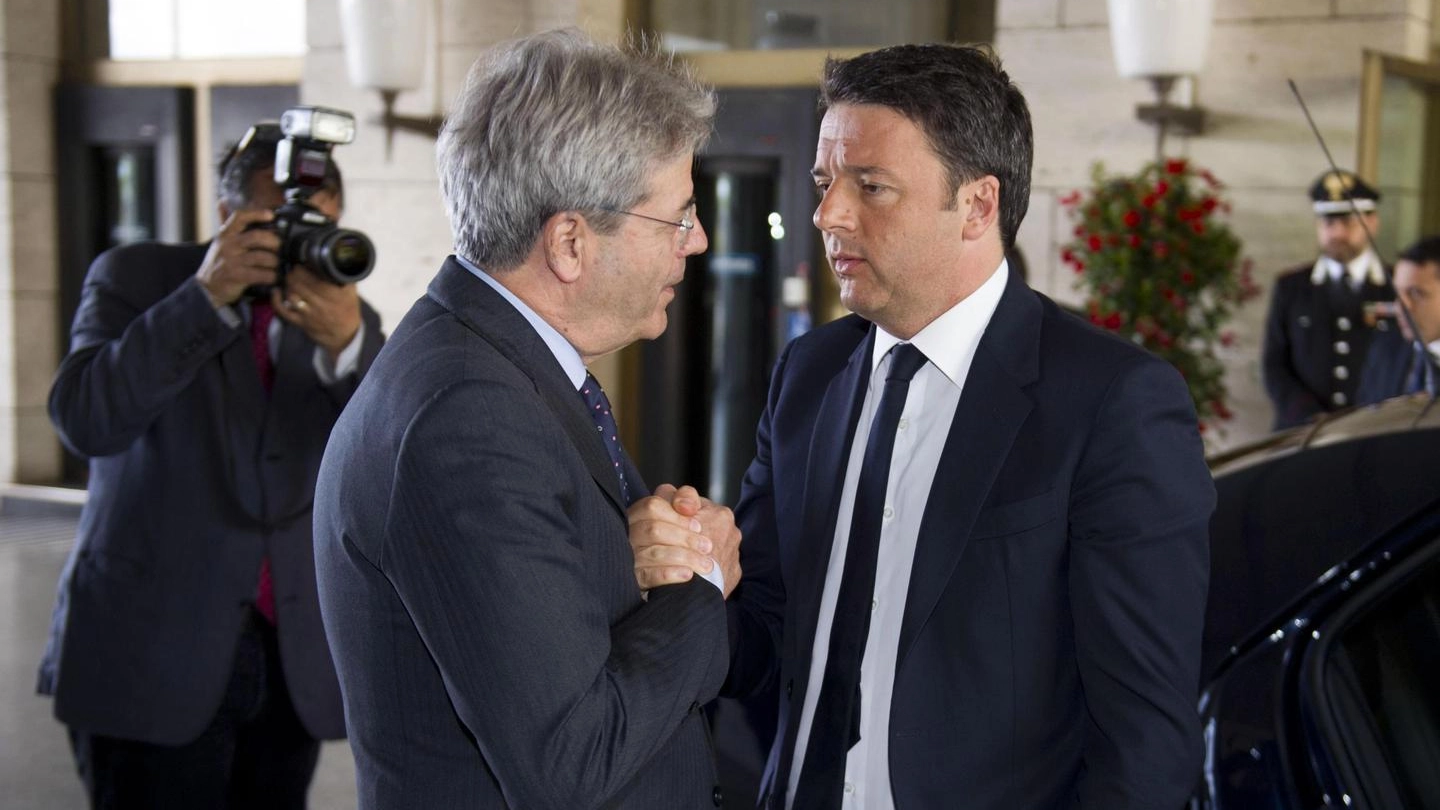 Matteo Renzi con Paolo Gentiloni (Ansa)