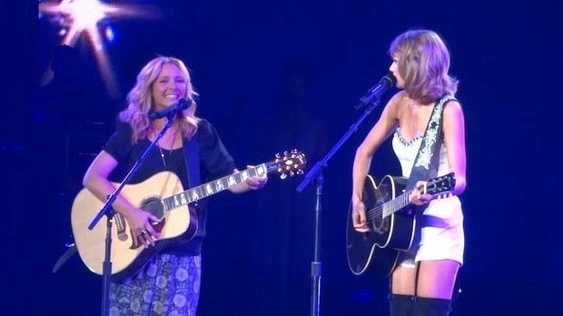 Taylor Swift con Lisa Kudrow, alias Phoebe