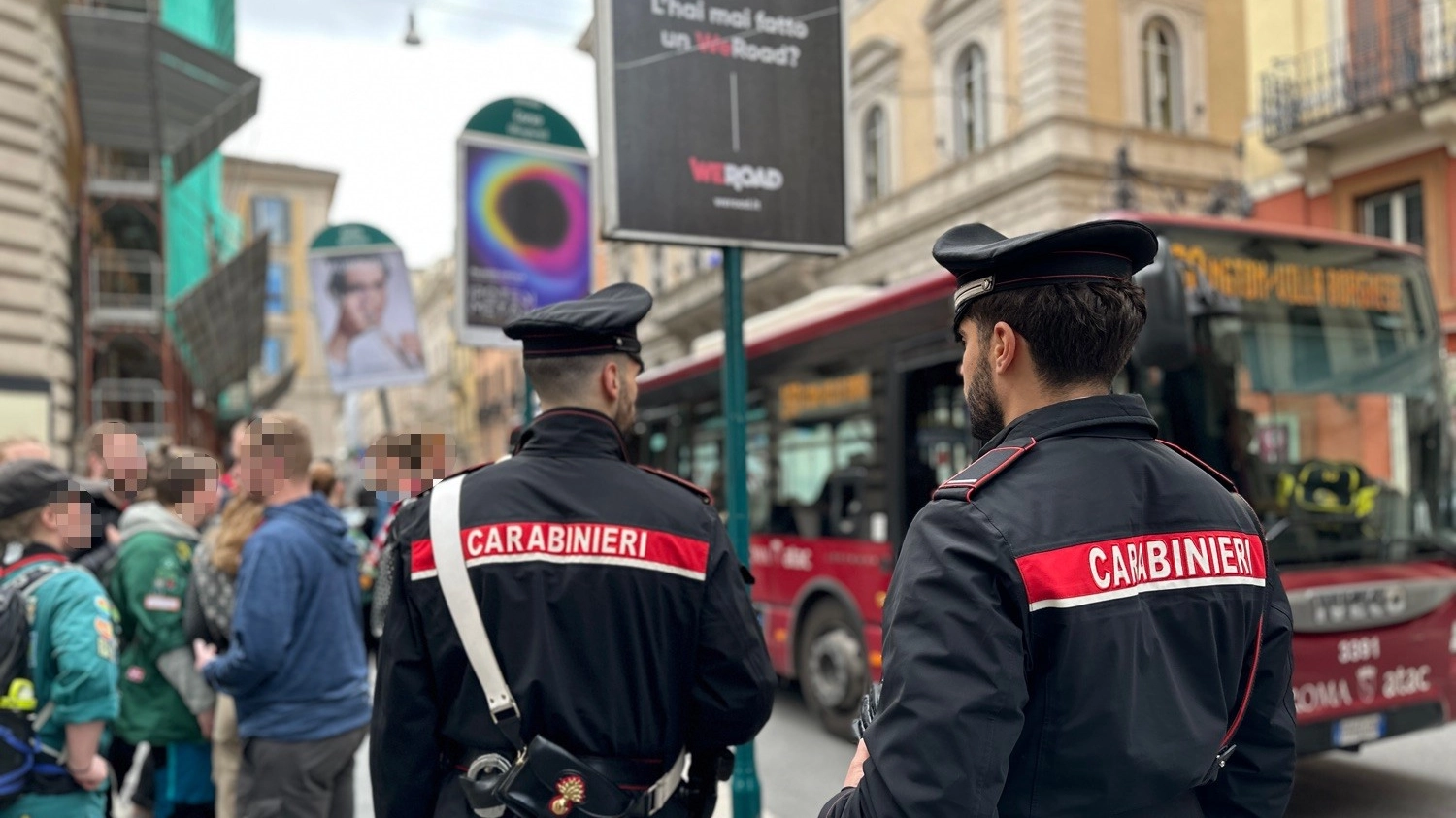 Roma, controlli dei carabinieri sui mezzi pubblici contro il fenomeno dei borseggiatori