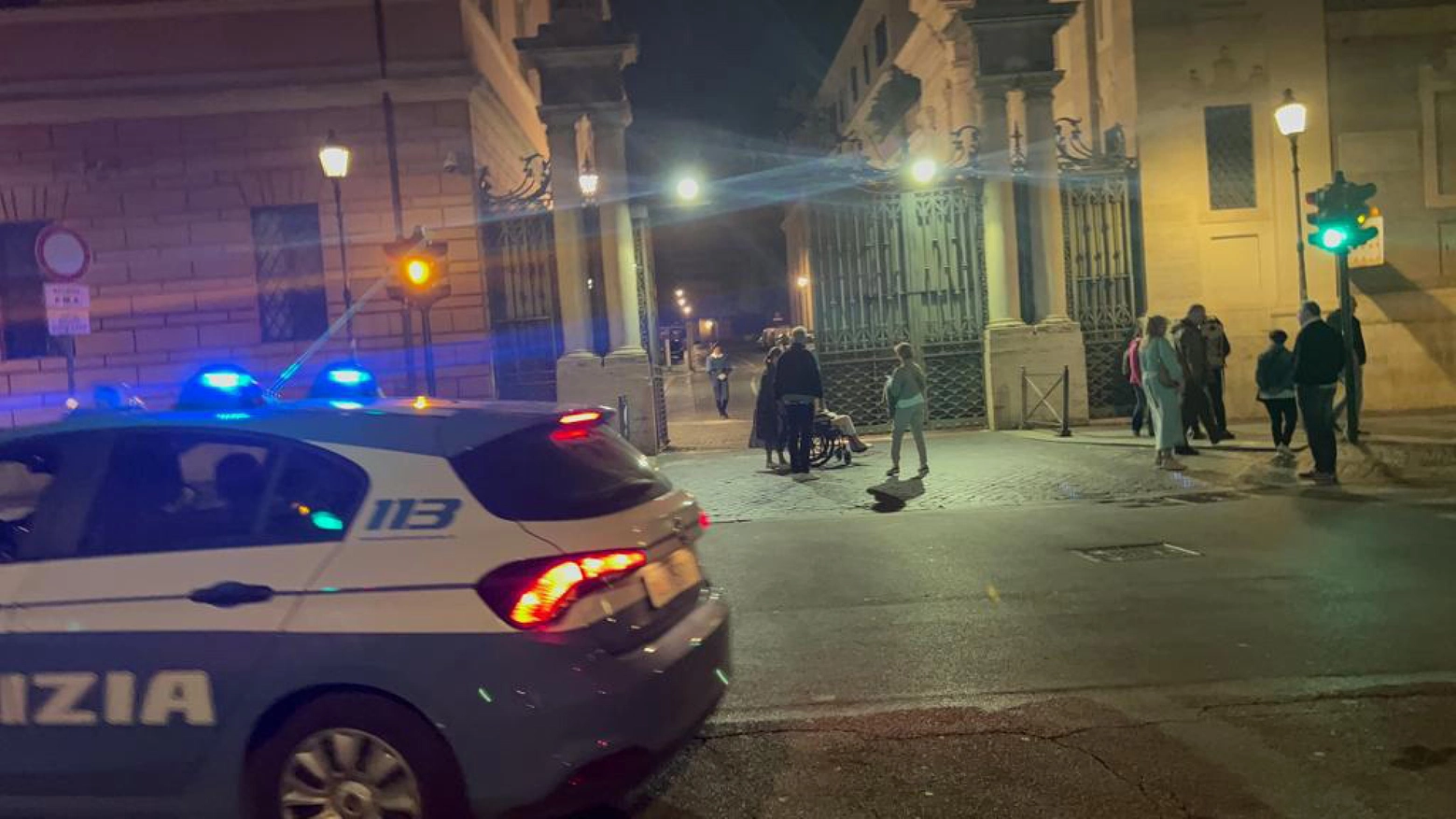 Paura in Vaticano, uomo su un'auto ieri sera ha forzato un varco: la gendarmeria ha sparato alle gomme per fermarlo