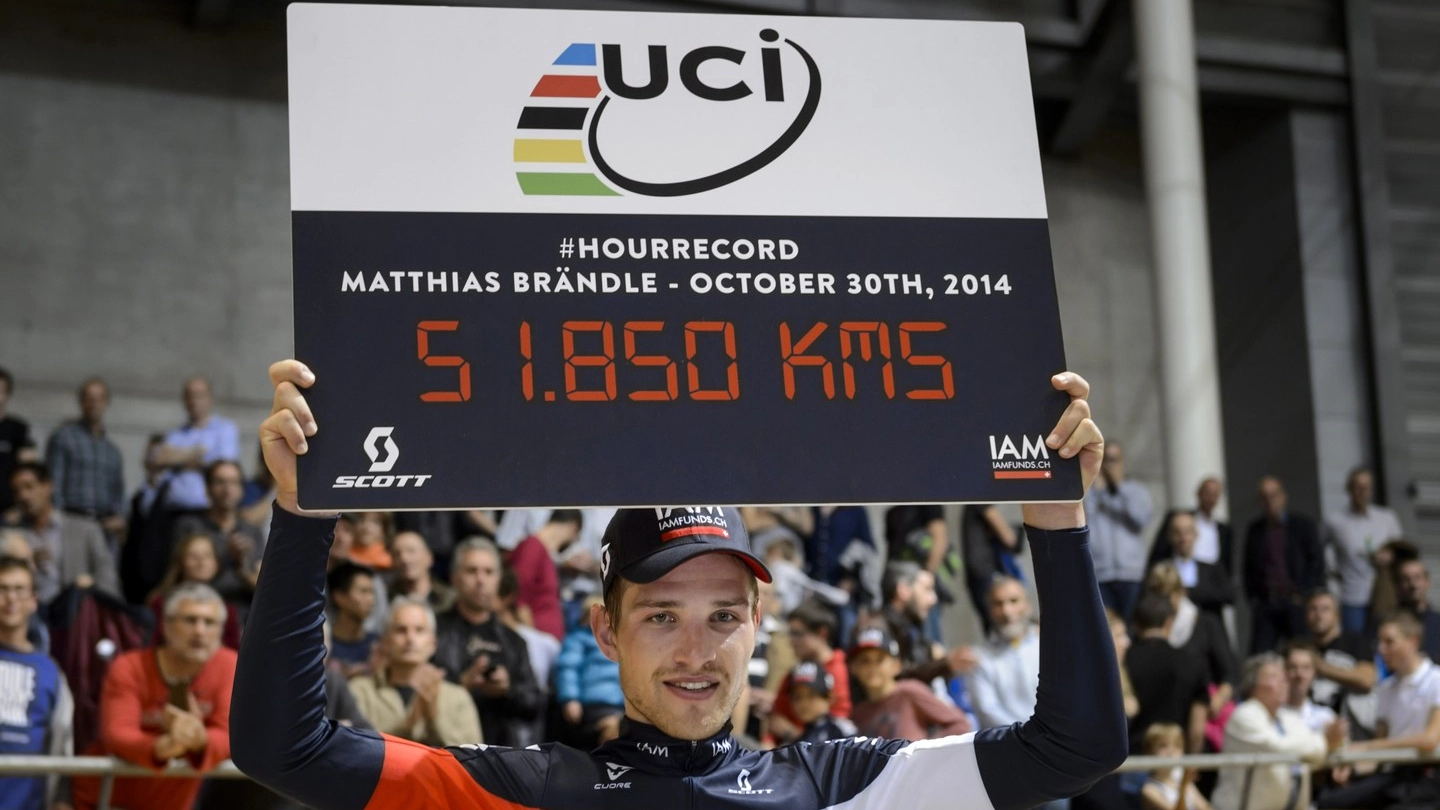 Matthias Brandle col uso record del'ora (AFP)