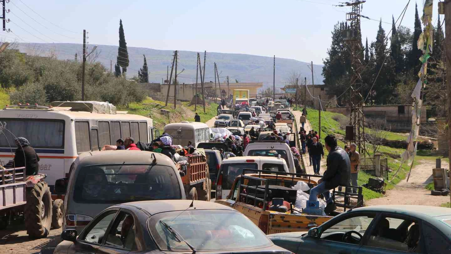 Civili in fuga da Afrin (Lapresse)