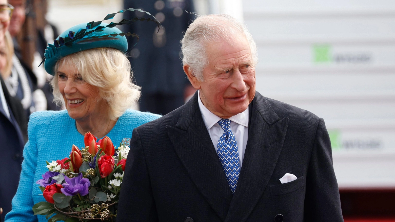 Re Carlo insieme alla regina consorte Camilla all'arrivo all'aeroporto di Berlino-Brandeburgo