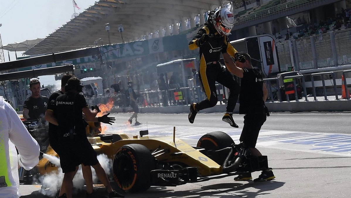 Magnussen salta fuori dalla Renault infiamme