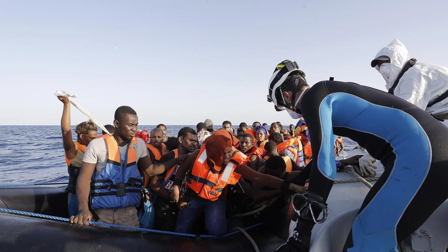 Migranti salvati nell'ambito dell'operazione 'Mare Nostrum' a settembre (Ansa)