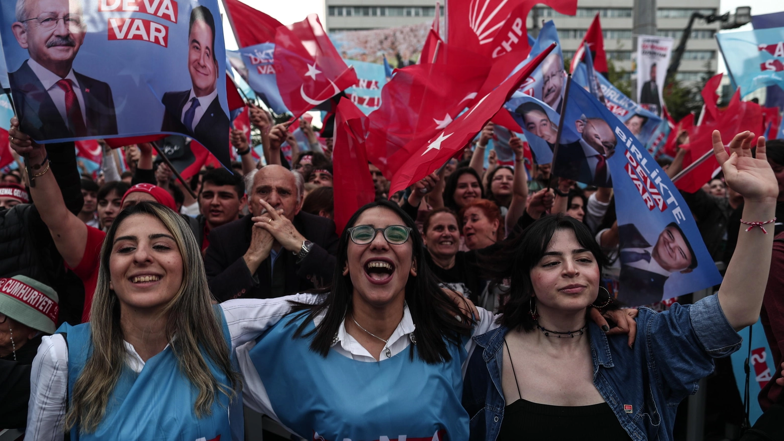 Ankara, sostenitori del candidato alla presidenza della Turchia Kemal Kilicdaroglu, leader dell'opposizione a Erdogan (Ansa)