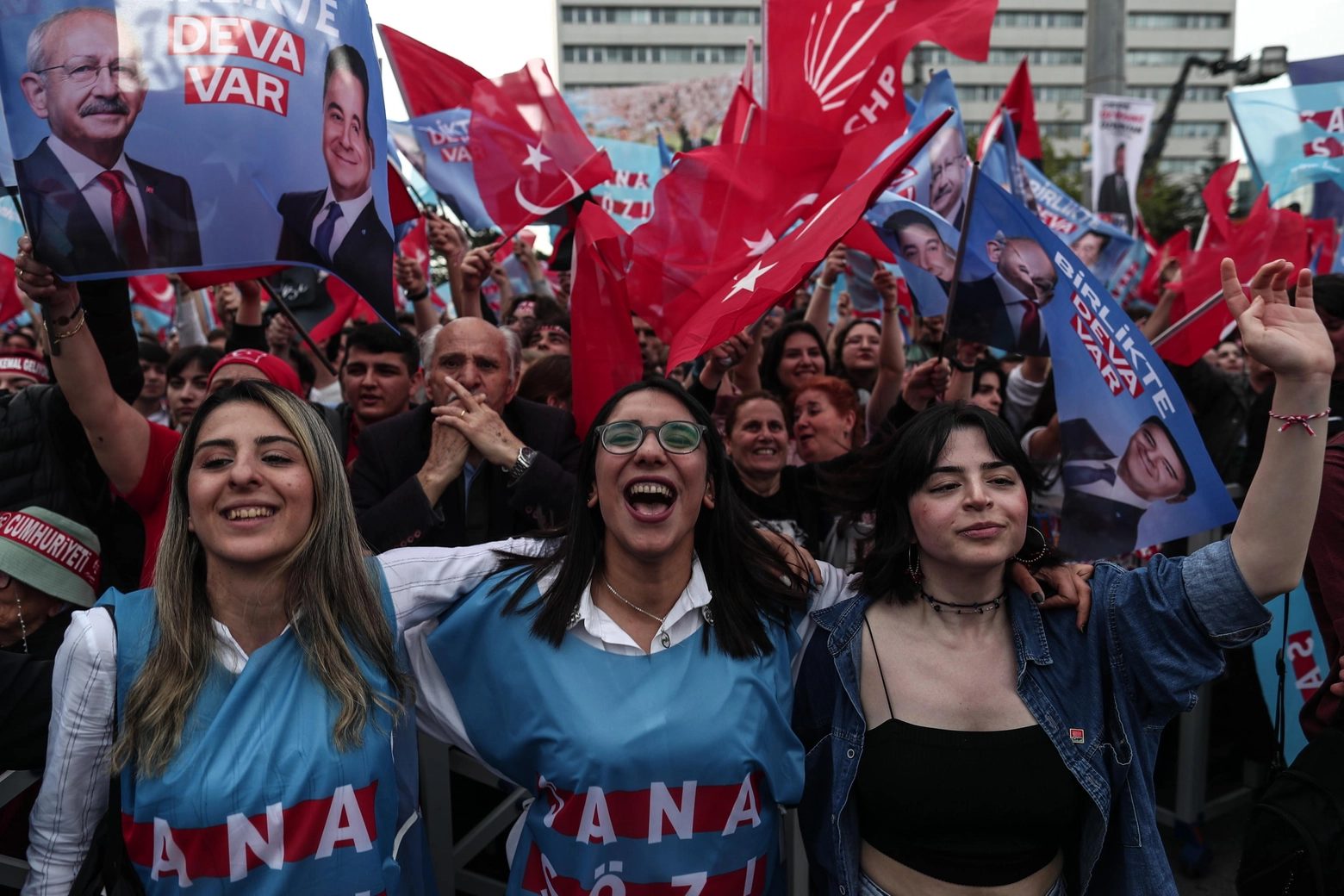 Ankara, sostenitori del candidato alla presidenza della Turchia Kemal Kilicdaroglu, leader dell'opposizione a Erdogan (Ansa)