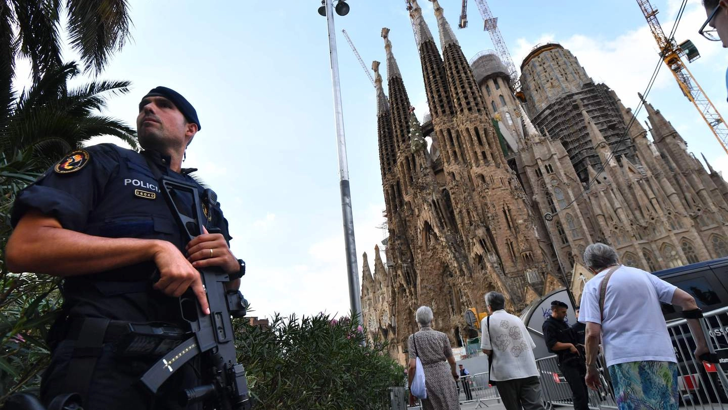 Agenti armati davanti alla Sagrada Familia (Ansa)