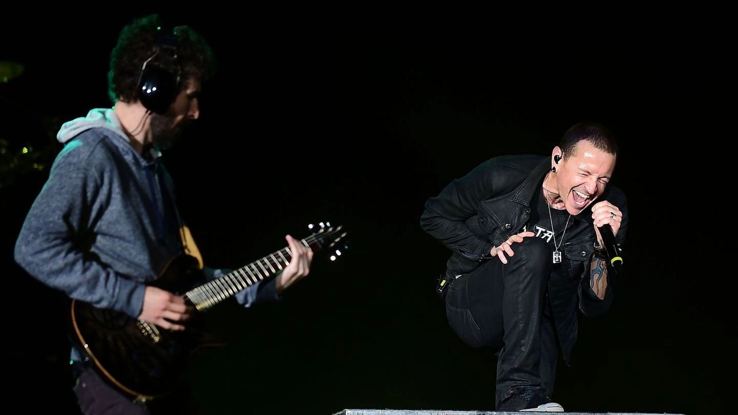 Chester Bennington dei Linkin Park durante un concerto (Afp)