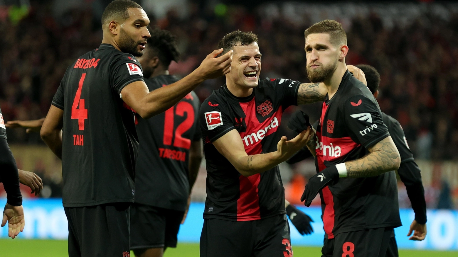 Nella ventitreesima giornata di Bundesliga il Bayern Leverkusn batte il Mainz 2-1 ed entra nella storia del campionato tedesco. Rispondono i bavaresi che battono il Lipsia, ma il distacco è invariato. Cade il Borussia che ora deve guardarsi le spalle.
