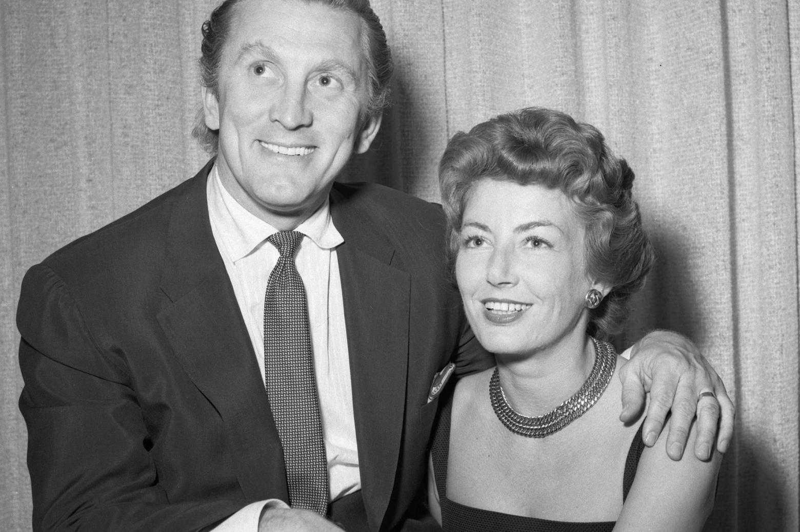 Kirk e Anne Douglas in posa dopo le nozze nel 1954 (Ansa)