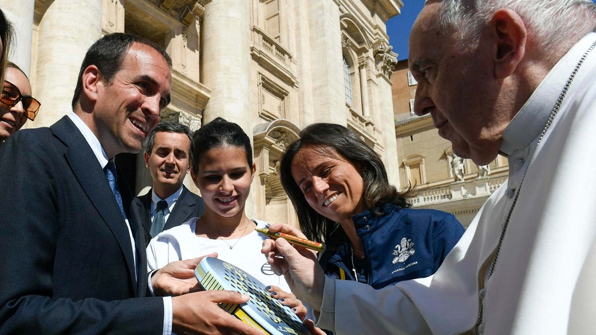 Papa Francesco firma la racchetta da padel (foto Vatican Media)