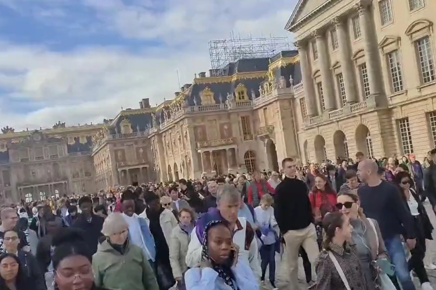 L'evacuazione da Versailles in un video circolato sui social