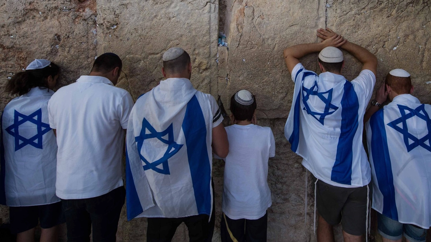 Israeliani in preghiera a Gerusalemme (Lapresse)