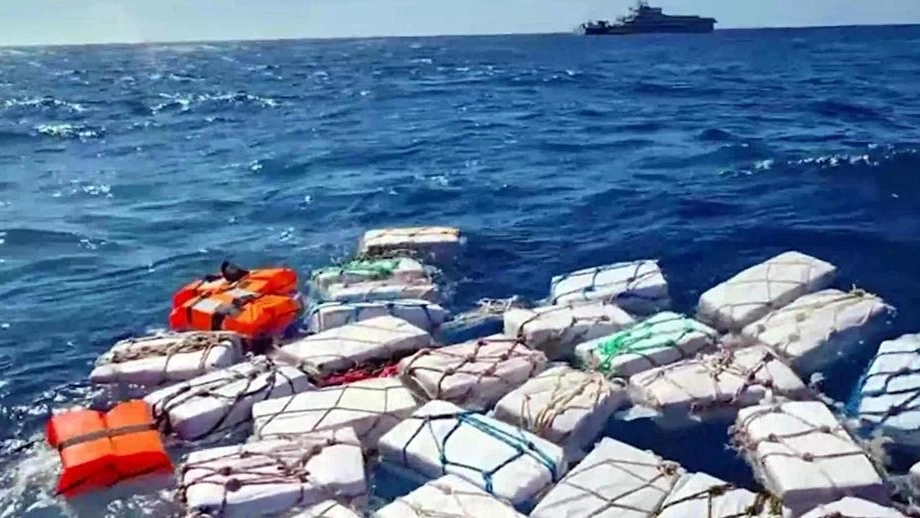 Panetti galleggianti in mezzo al mare  Sequestrate due tonnellate di cocaina