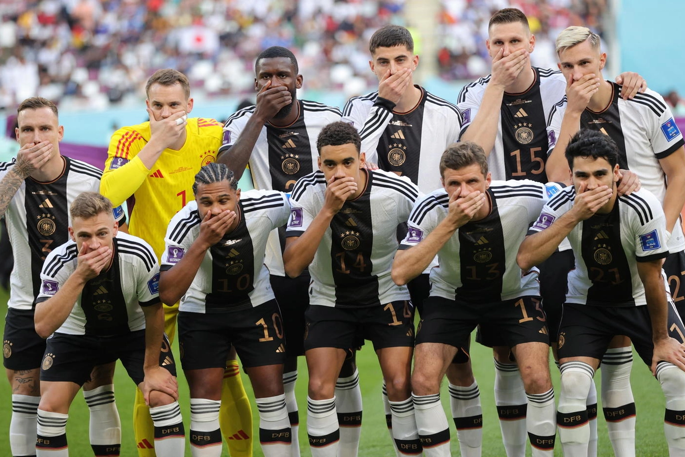 La foto della Germania: i giocatori si tappano la bocca (Ansa)