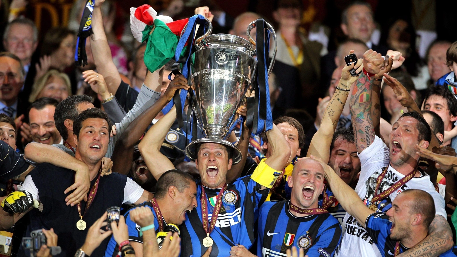 Javier Zanetti alza la Champions 2010