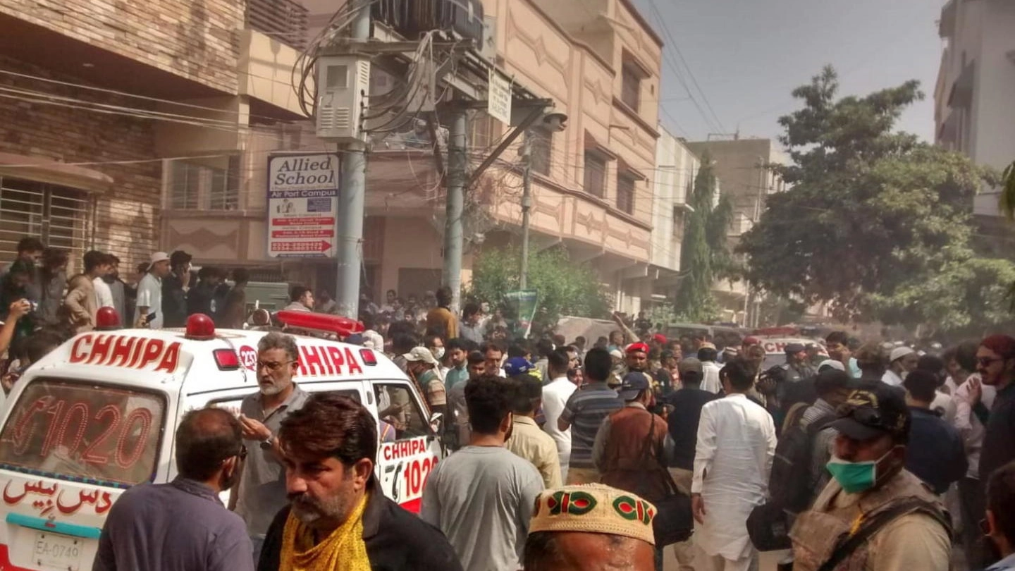 Karachi, ambulanze sul luogo del disastro (Ansa)