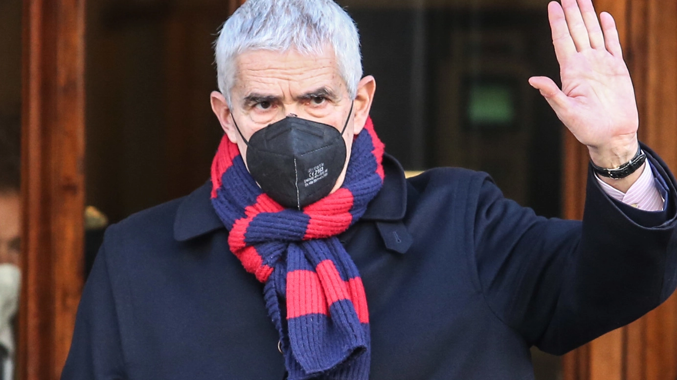 Pier Ferdinando Casini, 66 anni, esce dalla Camera indossando la sciarpa del Bologna