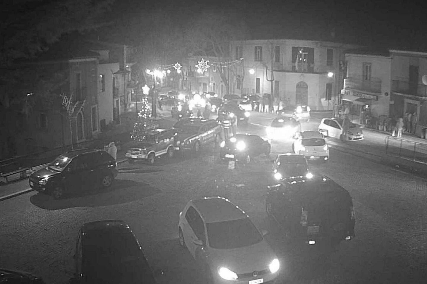 Terremoto a Collelongo: auto in piazza riprese dalle telecamere di sorveglianza (Ansa)
