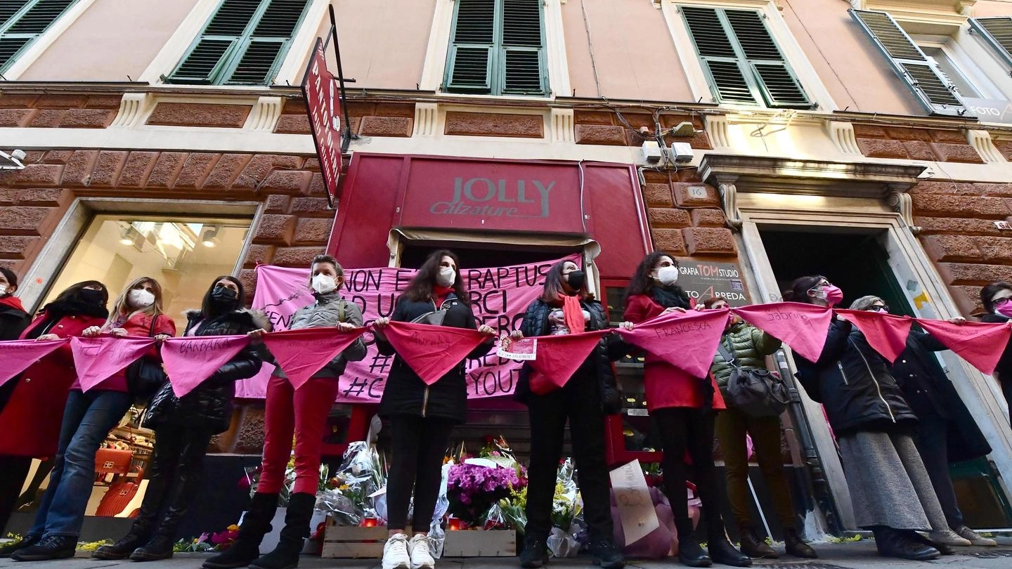 Genova, manifestazione organizzata dal centro antiviolenza sulle donne Mascherona (Ansa)