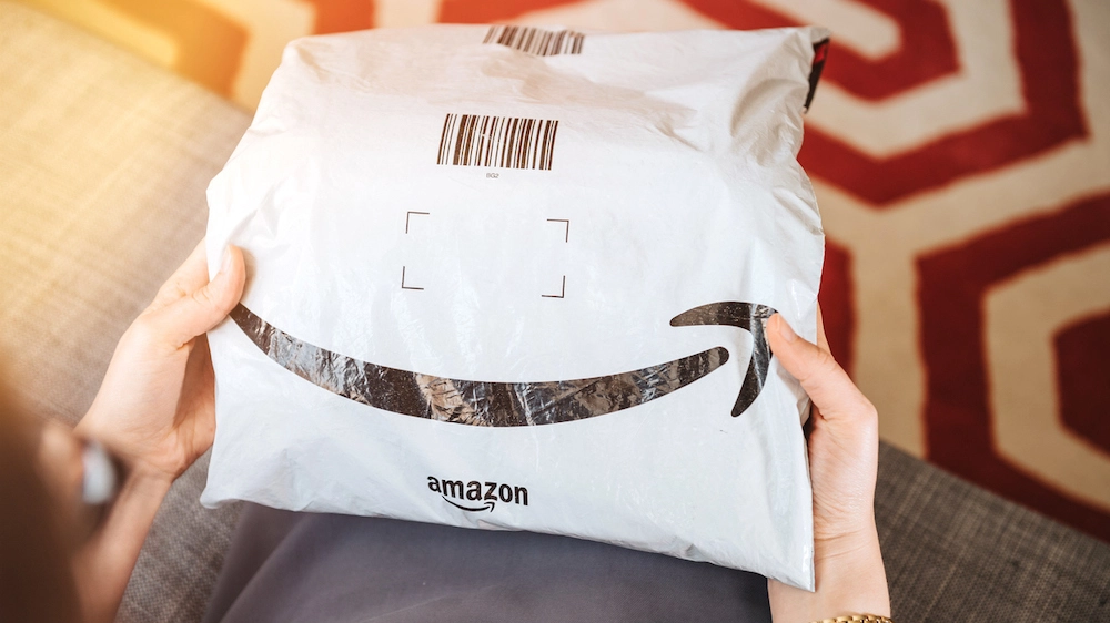 Un pacco con il logo Amazon