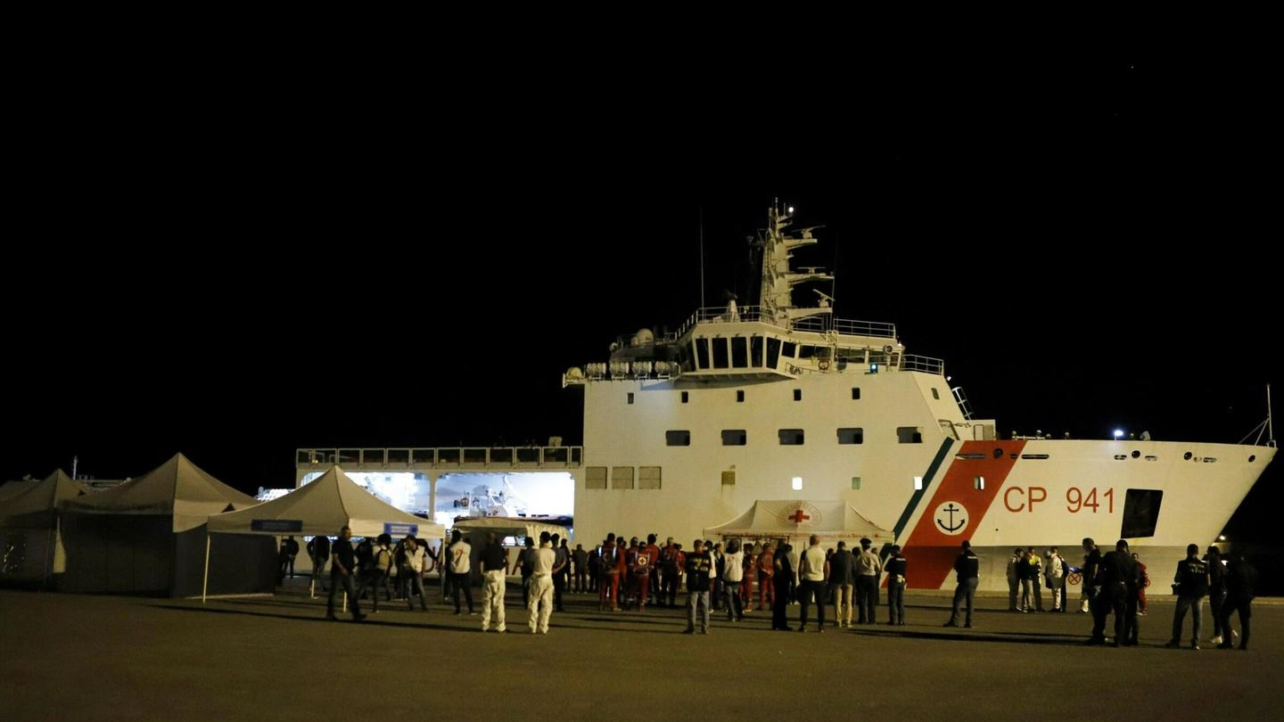 Nave Diciotti in porto a Pozzallo, a bordo mezzo migliaio di migranti (Ansa)